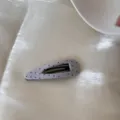 Pince à cheveux BB en tissu blanc à pois noirs sur fond de satin blanc soyeux - Pince à Cheveux Goutte d'Eau Ajourée / Pois Violets