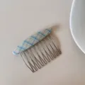 Dettaglio di un pettine per capelli minimalista in tessuto scozzese per acconciature chic. - Pettine Blu a Quadri