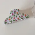 Détail d'une grande pince à cheveux blanche en acrylique avec des motifs de tulipes colorées - L / Tulipe Blanche