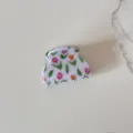 Détail d'une pince à cheveux en acrylique avec de jolis motifs de fleurs de tulipes colorées - S / Tulipe Blanche