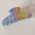 Vue détaillée d'une grande pince à cheveux en acrylique aux rayures arc-en-ciel - L / Arc-en-ciel