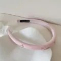 Primer plano de diadema rosa de esponja con lazos delicados y pequeños cristales. - 1,5 cm de ancho / Rosa