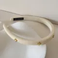Detalle de diadema de esponja crema con lazo dorado y pedrería etiqueta hecha a mano - 1,5 cm de ancho / Amarillo