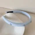 Primer plano de diadema de esponja azul claro con lazos de pedrería fina - 1,5 cm de ancho / Azul
