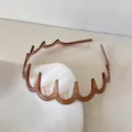 Vue détaillée du serre-tête ondulé marron antidérapant avec texture gel pour femmes - Serre-tête à Ondes / Marron