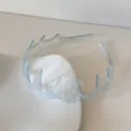 Détail d'un serre-tête ondulé bleu clair effet gelée pour fixer les cheveux et le visage - Serre-tête à Ondes / Bleu