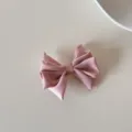 Gros plan sur une élégante pince à cheveux en satin rose avec un design multicouche - Pinces à cheveux bec de canard / L / Rose