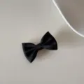 Élégante pince à cheveux en satin noir avec nœud papillon et texture soyeuse lisse - Pinces à cheveux bec de canard / S / Noir