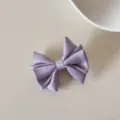Gros plan d'une élégante pince à cheveux en satin violet avec un design à plusieurs couches - Pinces à cheveux bec de canard / L / Violet