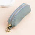 Petit porte-monnaie en cuir grainé vert sauge avec fermeture éclair dorée et anneau - Bleu clair