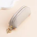 Luxe mini-portemonnee van beige generfd leer met goudkleurige rits en ringetje - Broken Wit