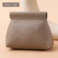 Grande portamonete in pelle grigia con motivo litchi e chiusura a molla automatica - Versione Grande / Grigio