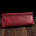 Trousse rétro en cuir de vachette rouge avec système de fermeture à ressort automatique - Rouge