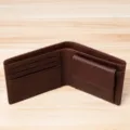 Cartera clásica de hombre en cuero marrón con bolsillo para monedas y ranuras tarjetas - Café