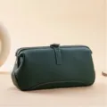 Verlängerte Kosmetiktasche aus genarbtem Echtleder mit Kussverschluss und Make-up-Organizer. - Dunkelgrün