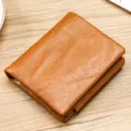 Cartera retro para hombre en cuero encerado marrón con un acabado de textura natural - Marrón