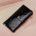 Damen RFID-Langbörse aus schwarzem Ölleder mit Druckknopf und Reißverschluss-Detail - Schwarz