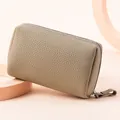 Bolsa de maquillaje premium de cuero auténtico color taupe con textura para viajes - Gris