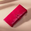 Eleganter fuchsia-roter Langgeldbeutel aus echtem Ölwachsleder für Damen mit RFID-Schutz - Fuchsia