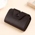 Dunkelbraunes Akkordeon-Kartenetui aus strukturiertem Leder mit sicherem Druckknopf - Horizontale Stil (8292) / Kaffeebraun