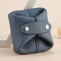 Mini pochette en cuir grainé bleu pour monnaie et écouteurs avec boutons pression argentés - Bleu