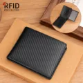 Klassische schwarze Herrenbörse aus Leder mit Karbonfaser-Optik und sicherem RFID-Schutz - Moderner Kohlefaser Stil (TP-2278) / Schwarz