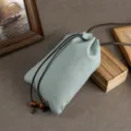 Bolso bandolera de cuero texturizado azul claro con cordón y detalles de cuentas de madera - Azul claro