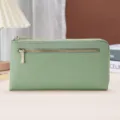 Elegante portafoglio lungo da donna in vera pelle verde salvia con dettagli zip dorati - Verde chiaro