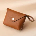 Monedero pequeño de cuero marrón con textura de grano y correa de mano para mujer - Marrón
