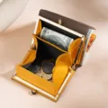Detaillierte Innenansicht der kurzen Ledergeldbörse mit Legierungsrahmen und RFID-Schutz - Kaffeebraun