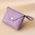 Monedero pequeño de cuero granulado púrpura para mujer con cierre de botón y correa - Violeta Claro