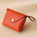 Monedero compacto de cuero genuino naranja con correa de mano y cierre de presion - Naranja