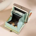Premium-Kurzbrieftasche aus echtem Leder für Damen mit mintgrünem Innenfutter und Goldrahmen - Khaki