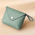 Pequeño monedero de cuero genuino verde salvia con correa de mano y botón plateado - Verde claro
