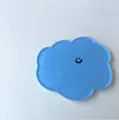Simpatico sottobicchiere in acrilico azzurro a forma di nuvola con una faccina minimalista - Nuvola