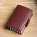 Tarjetero automático de aluminio de doble capa con acabado en cuero rojo oscuro - Granate