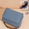 Portefeuille compact en cuir grainé bleu denim à trois volets pour femmes avec RFID - Bleu Denim