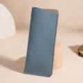 Blaues Brillenetui aus Rindsleder mit Litschimaserung für Sonnenbrillen und Lesebrillen - Denim-Blau