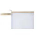 Minimalistische witte mesh opbergtas met rits, beige rand en handige polsband. - A5-Beige