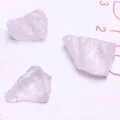 Dettaglio macro di pietre grezze di quarzo naturale irregolare per creazione gioielli - Cristallo di rocca