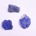 Nahaufnahme von natürlichen Lapislazuli-Rohsteinen mit Bohrungen für DIY-Schmuck - Lapislazuli