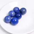 Sei sfere di cristallo blu naturale lucidate su un piatto di ceramica bianca per casa. - Sfera di Avventurina Blu