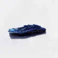 Gegalvaniseerd zwart toermalijn mineraal exemplaar met pauwblauwe vlamveer afwerking - Pauwblauw Veer Toermalijn 5-10g