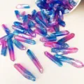 Détail macro de pointes de cristal de quartz bicolores bleues et violettes galvanisées - Dégradé Bleu Violet / Sachet de 100g