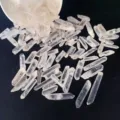 Gros plan montrant la transparence et la texture des pointes de quartz clair poli naturel - Petit Pilier de Cristal (Pack de 100)