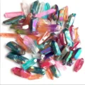 Gros plan de pointes de quartz naturel galvanisé irisé pour la décoration en cristal. - Mélange Coloré / Sachet de 100g