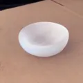 Gedetailleerd zicht op een witte seleniet schaal voor kristalreiniging en decor - Ronde kom / Ca. 8-10 cm
