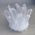 Esemplare di grappolo di cristallo bianco naturale con punte prismatiche su legno - Circa 500-600g Confezione