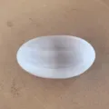 Detailopname van een doorschijnende kom van natuurlijke seleniet voor kristallen - Ovale Kom / Ca. 8-10 cm