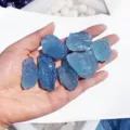 Vue détaillée de morceaux de pierre brute d'aigue-marine bleue naturelle pour bijoux. - Environ 1.5-2CM 3-5g/Pièce